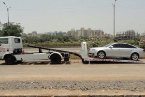 Car Towing vs. Roadside Assistance