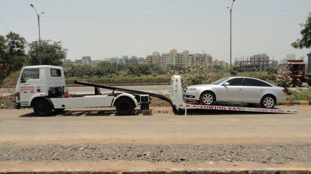 Car Towing vs. Roadside Assistance
